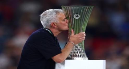 "بعد ارتباطه بريال مدريد".. مورينيو ينفي تفاوضه مع أي فريق